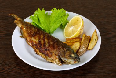 lezzetli kızarmış alabalık