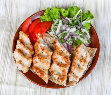 Tavuk kebabı soğan ile