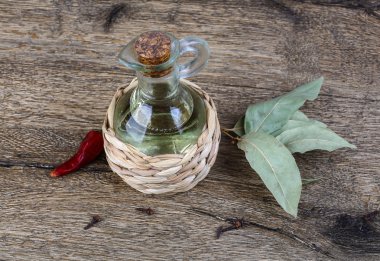 Zeytin yağı defne yaprakları ile