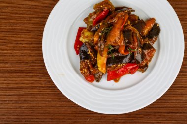 Otlar ile kavrulmuş sebze