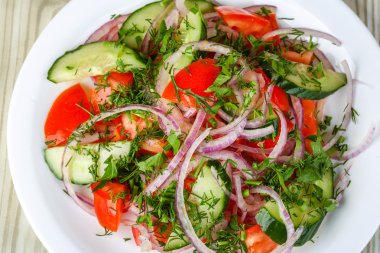 Lezzetli sebze salatası.