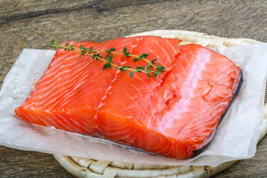 Çiğ somon filetosu.