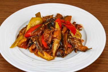 Otlar ile kavrulmuş sebze