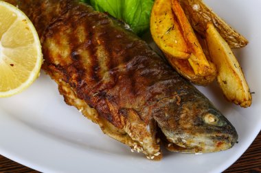 lezzetli kızarmış alabalık