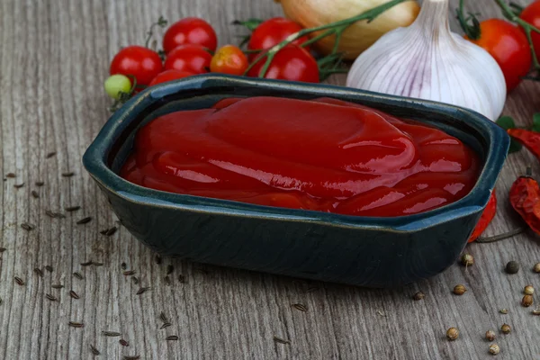 Ketchup de roșii strălucitoare — Fotografie, imagine de stoc