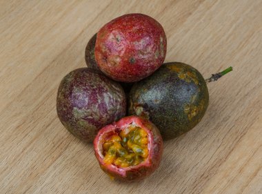 tropikal tutku meyvesi