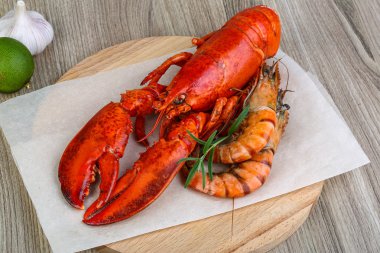 pişmiş ıstakoz ve karides