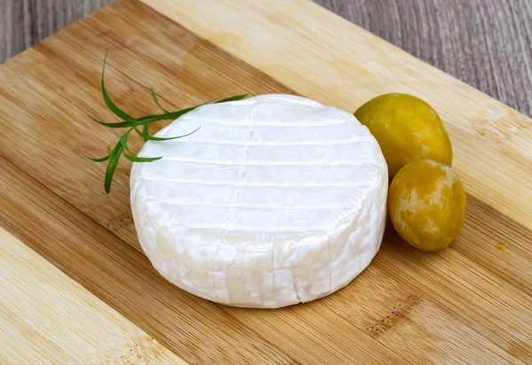 Сыр Круглой Бри — стоковое фото