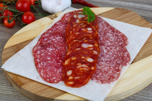 Salame salsicha com salsa — Fotografia de Stock