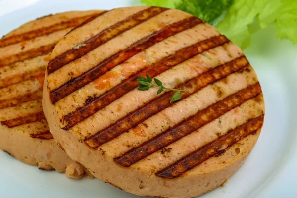 Hamburger di pesce alla griglia con insalata — Foto Stock