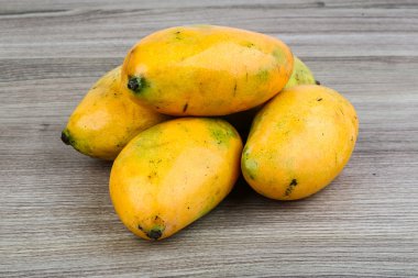 Olgun sarı mango