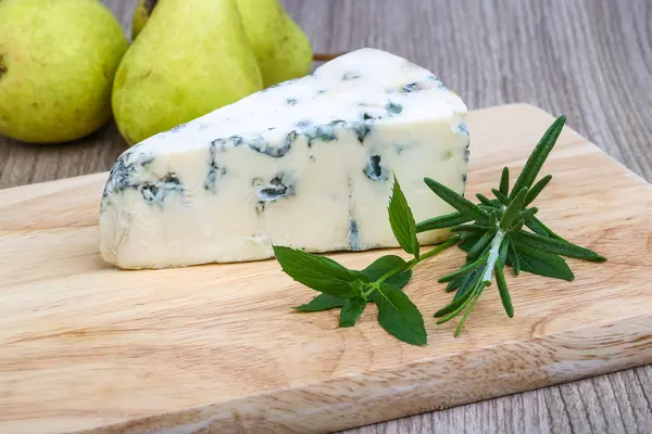 Pedazo de queso azul — Foto de Stock