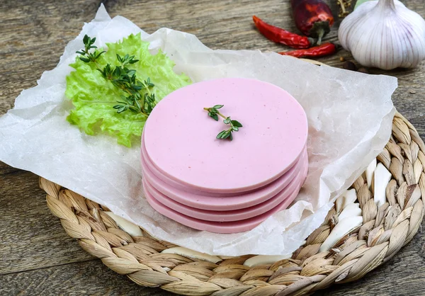 A szeletelt kolbászt saláta levelekkel — Stock Fotó