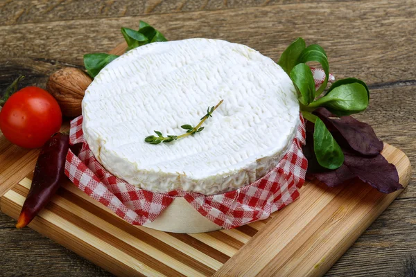 Queijo camembert com tomilho — Fotografia de Stock