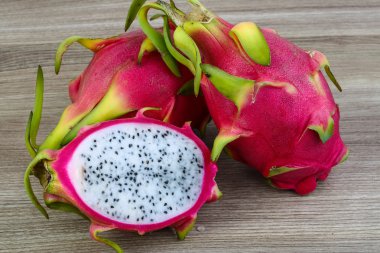 tropik ejderha meyvesi