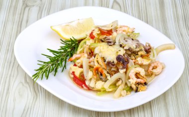 Pişmiş deniz kokteyl