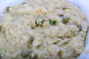 Risotto ile peynir ve yeşil bezelye