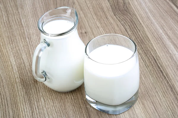 Свіжі холодне молоко — стокове фото