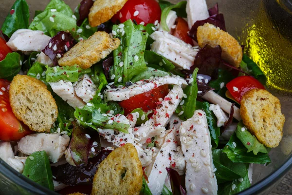 Salada Caesar com frango — Fotografia de Stock