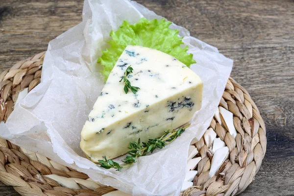 Bucată de brânză albastră — Fotografie, imagine de stoc