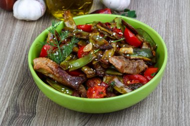 Sebze soslu kızarmış domuz eti ilave edin
