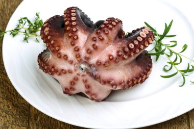 Herb ile haşlanmış ahtapot
