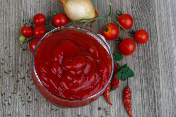 Ketchup de roșii strălucitoare — Fotografie, imagine de stoc