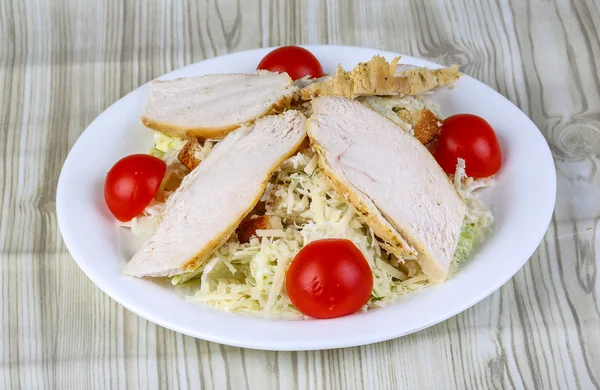 Caesarsallad med kyckling — Stockfoto