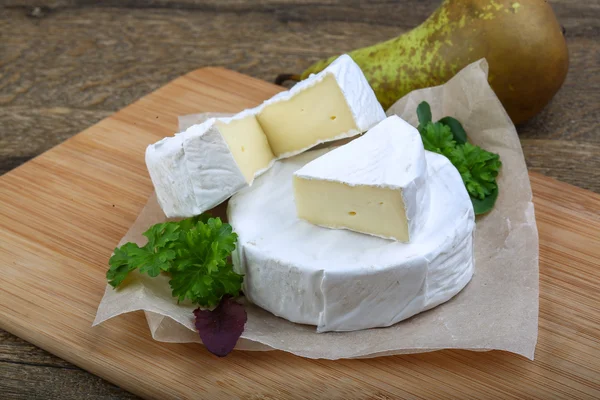 Camembert mit Petersilie — Stockfoto