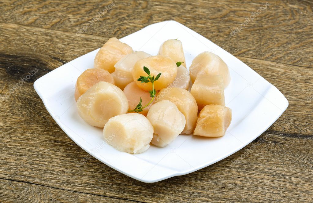 Raw scallops with thyme