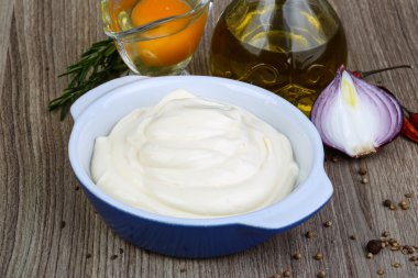 Çiğ yumurta mayonez sos