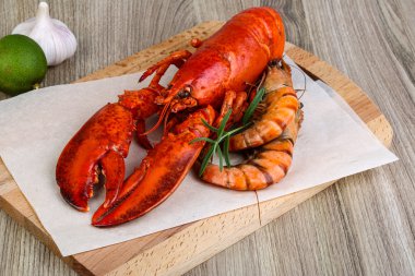 Büyük pişmiş ıstakoz ve karides