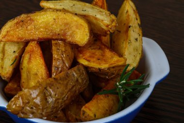 Dereotu ile kavrulmuş patates