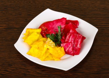 Kırmızı ve sarı lahana turşusu