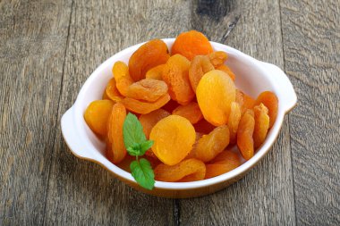 Kasede kurutulmuş kayısı.