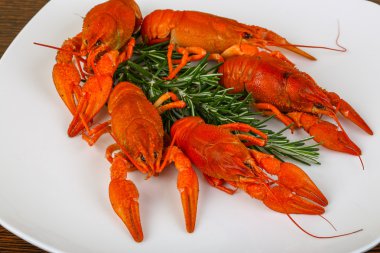 Rosemary ile haşlanmış kerevit