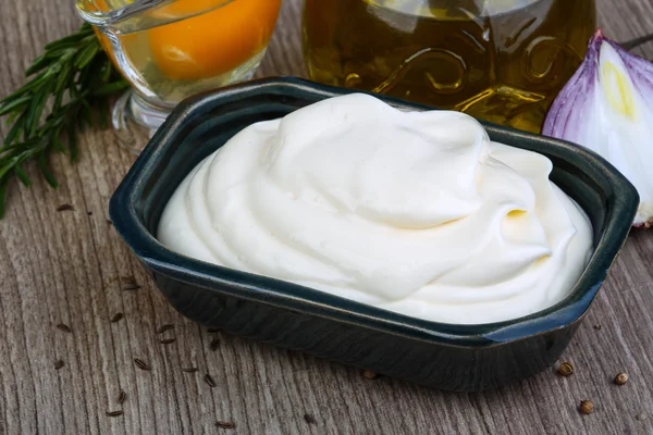 Salsa de mayonesa servida huevo crudo —  Fotos de Stock