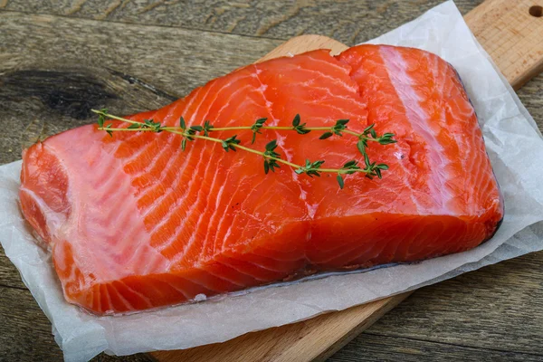 Filete de salmón servido tomillo — Foto de Stock