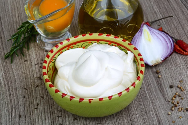 Sos majonezowy serwowane surowe jajko — Zdjęcie stockowe