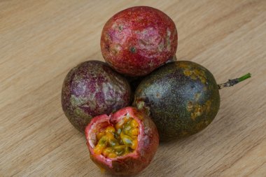 tropikal tutku meyvesi