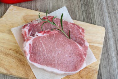 pişmemiş domuz biftek