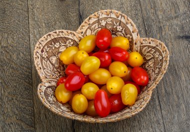 sarı ve kırmızı kiraz domatesleri