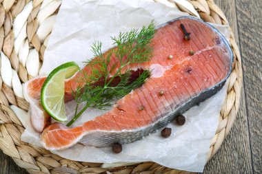 Çiğ somon bifteği