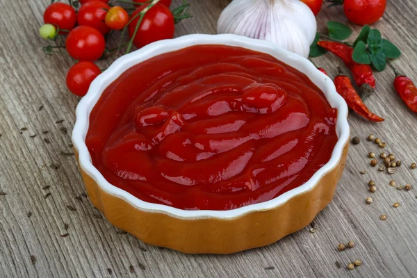 Parlak domates ketçap — Stok fotoğraf