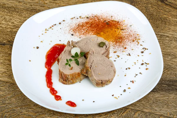 Viande de porc cuite au four avec sauce — Photo