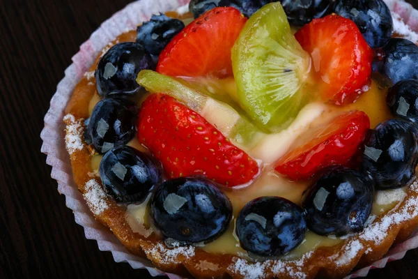 Pasticceria dolce con frutti di bosco — Foto Stock