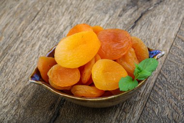 Kasede kurutulmuş kayısı.