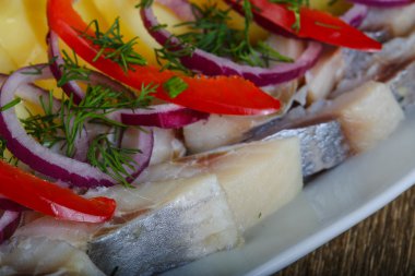 Dereotu ile ringa balığı filetosu