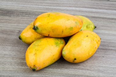 Olgun sarı mango