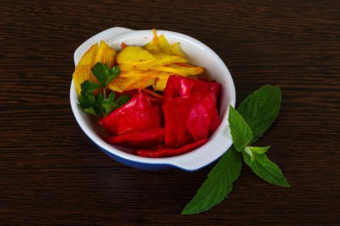 Kırmızı ve sarı lahana turşusu